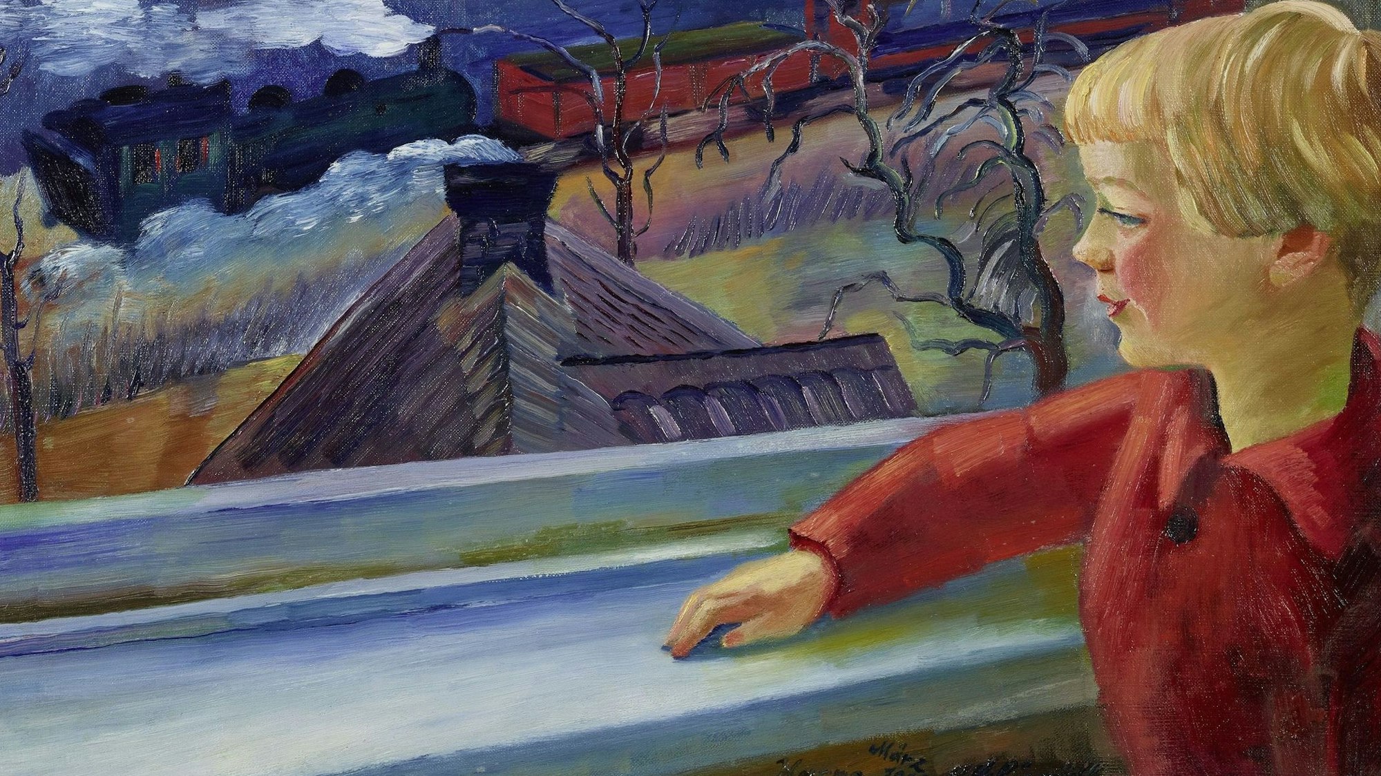 Ein blonder Junge schaut aus dem Fenster auf eine Eiusenbahn.