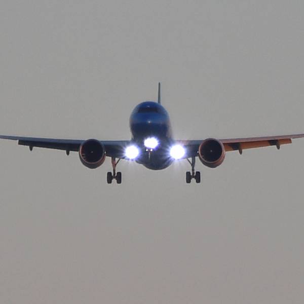 Ein Airbus A320 der italienischen Fluggesellschaft ITA Airways im Landeanflug. An der Nase des Flugzeugs sind mehrere Lichter angeschaltet. (Symbolbild)