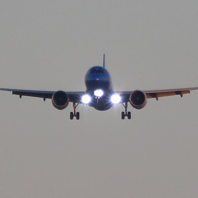 Ein Airbus A320 der italienischen Fluggesellschaft ITA Airways im Landeanflug. An der Nase des Flugzeugs sind mehrere Lichter angeschaltet. (Symbolbild)