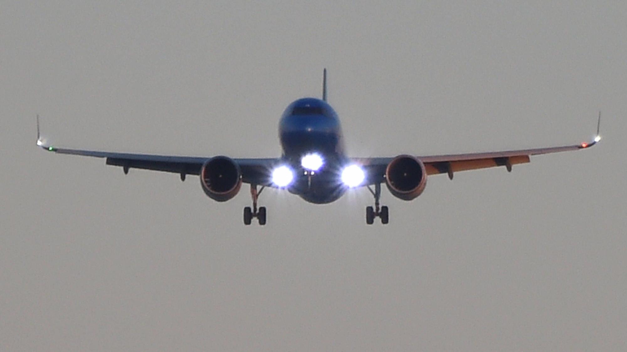 Ein Airbus A320 der italienischen Fluggesellschaft ITA Airways im Landeanflug. An der Nase des Flugzeugs sind mehrere Lichter angeschaltet. (Symbolbild)