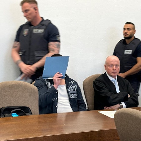 Der Angeklagte auf der Anklagebank.