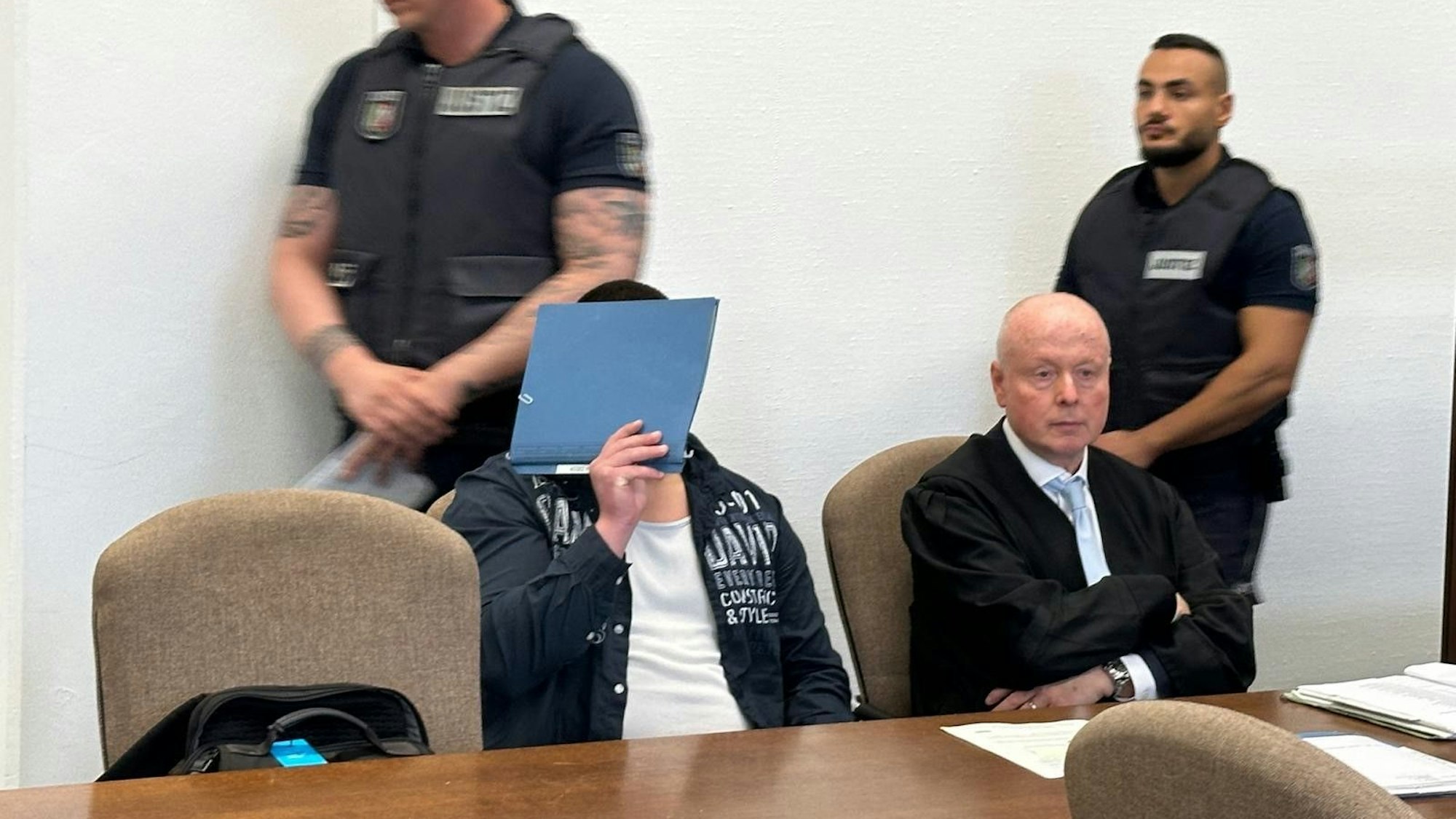 Der Angeklagte auf der Anklagebank.