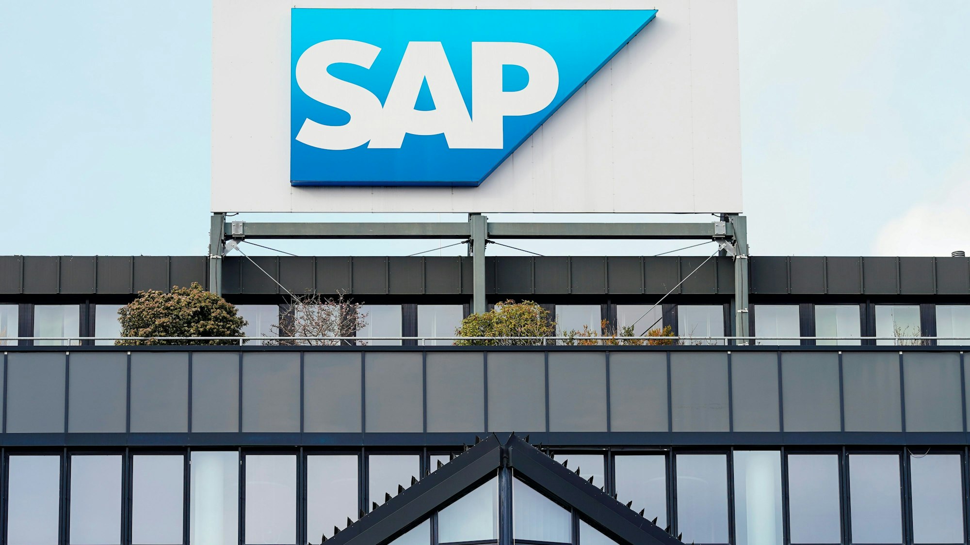 Ein Schild mit der Aufschrift "SAP" steht auf einem Gebäude der Unternehmenszentrale.