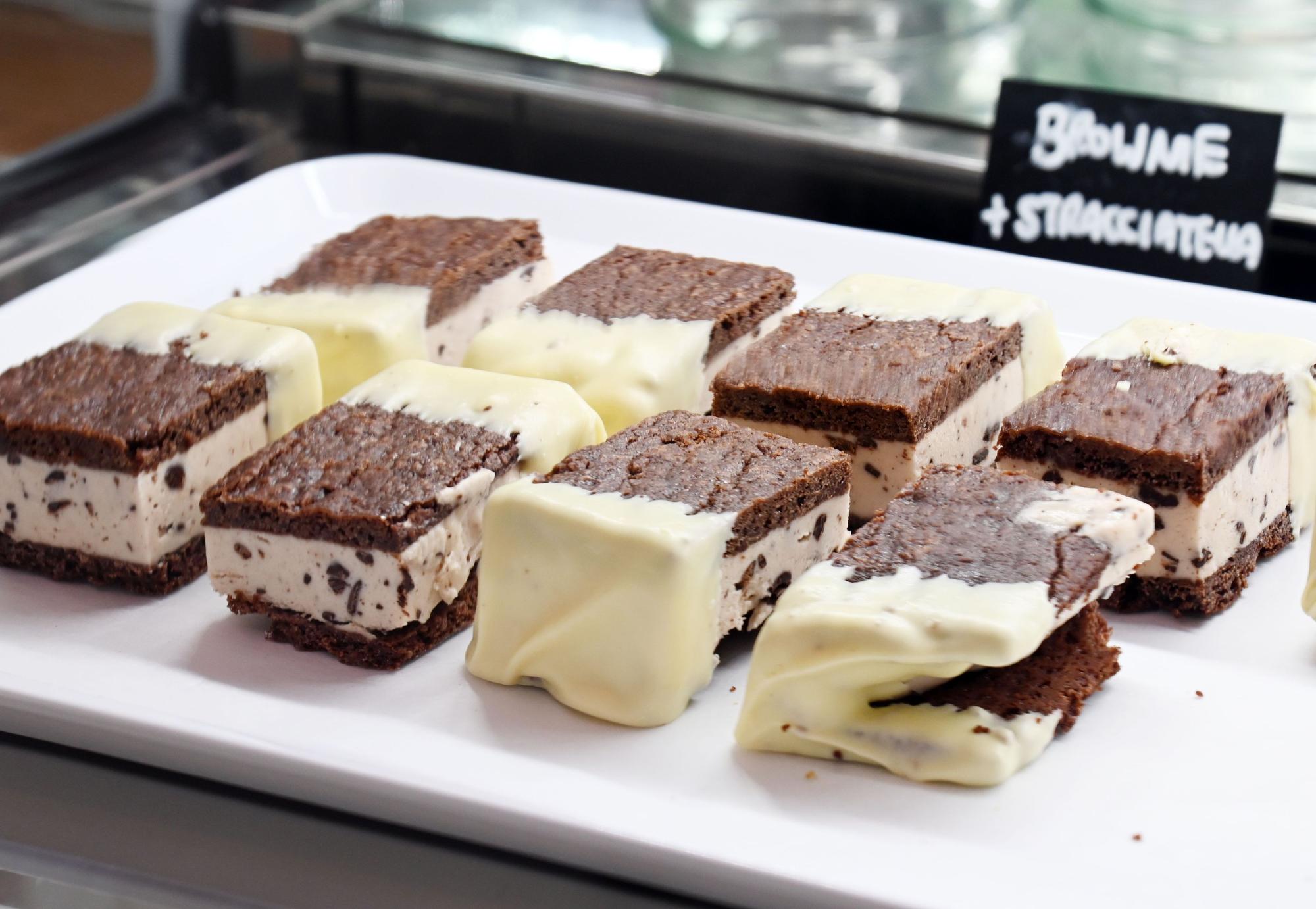 Eis-Sandwiches liegen nebeneinander in einer Kühltheke