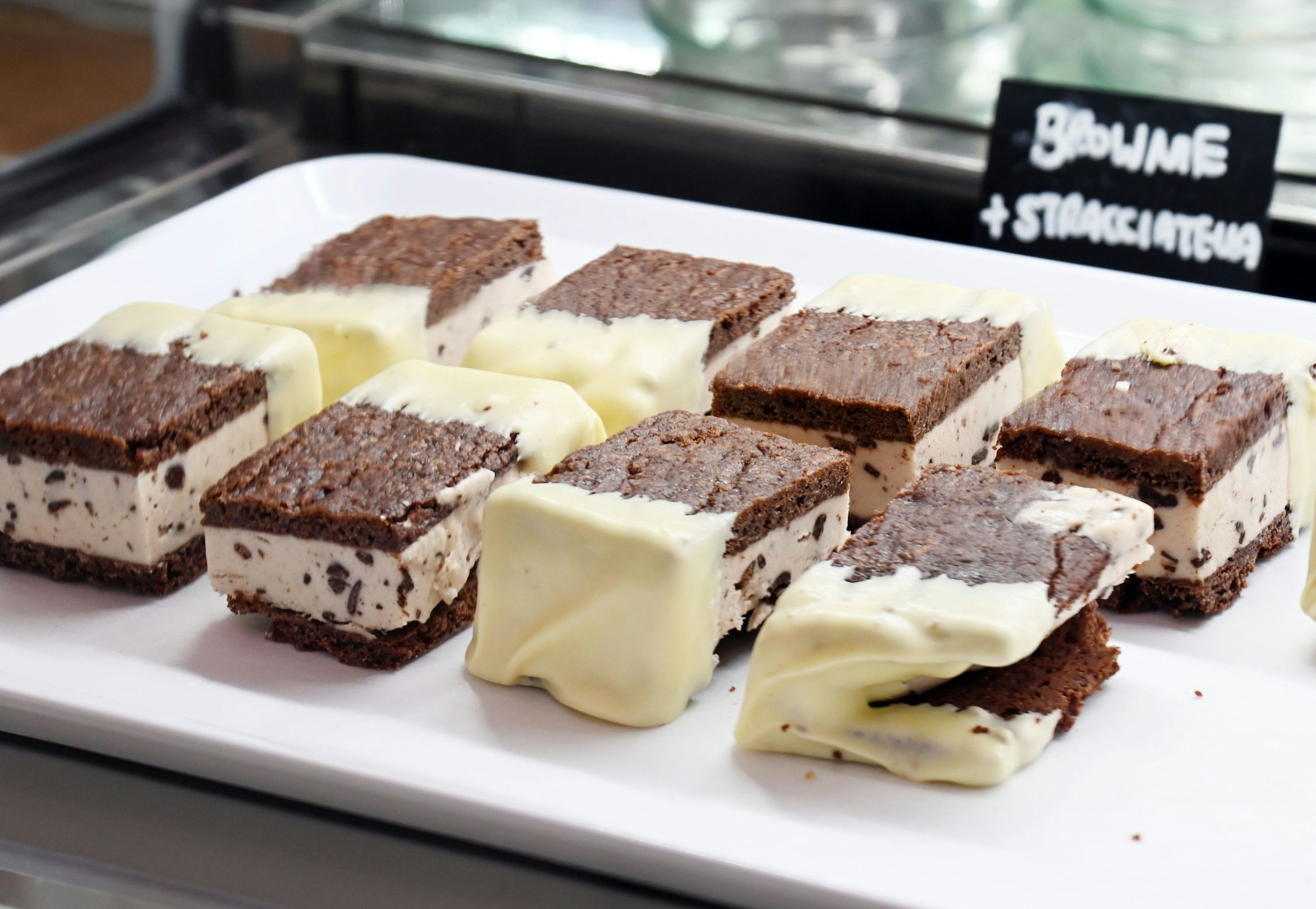 Eis-Sandwiches liegen nebeneinander in einer Kühltheke