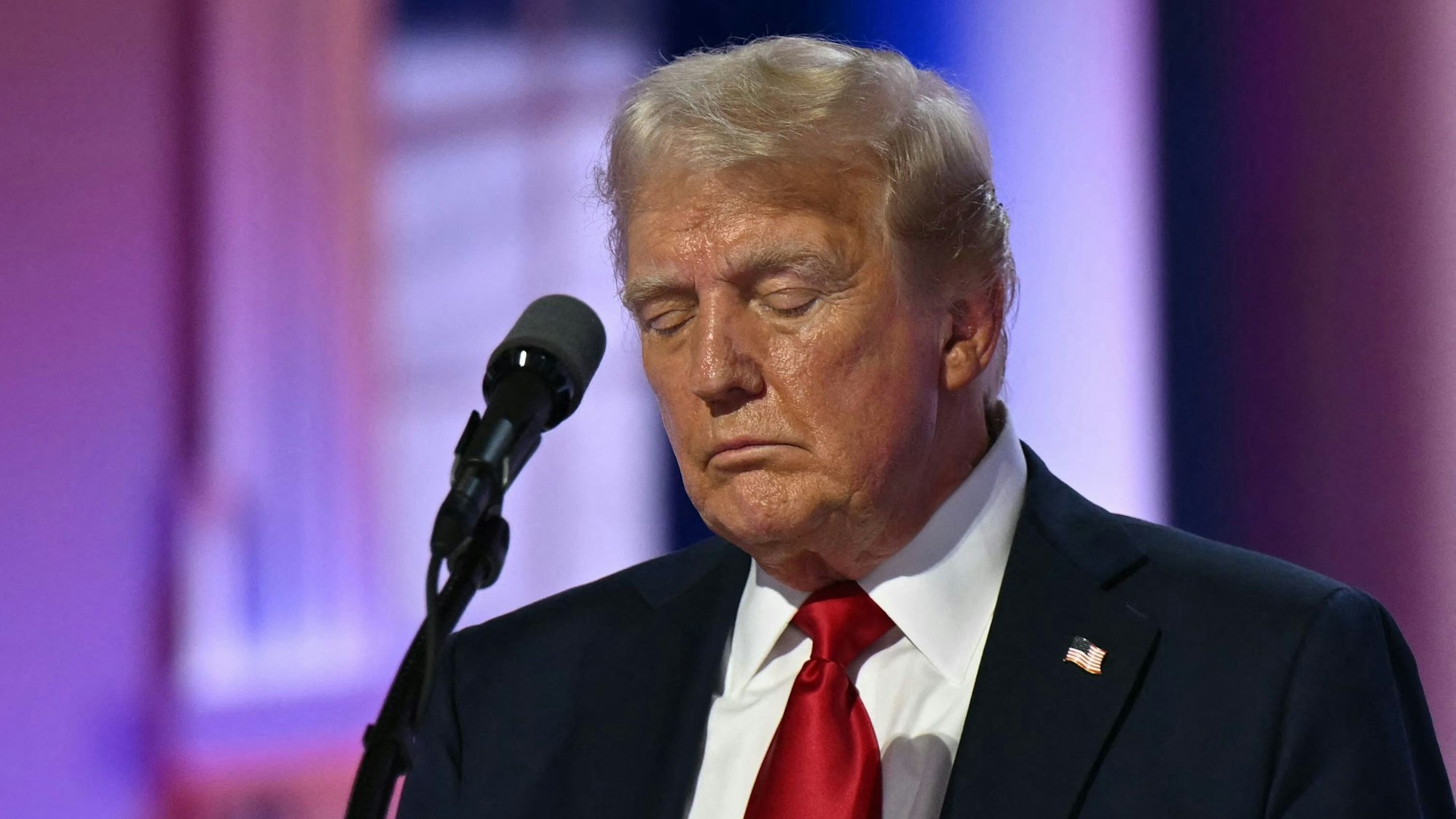 Der republikanische Präsidentschaftskandidat Donald Trump, hier während einer Schweigeminute am letzten Tag der Republican National Convention 2024, ist nach dem Ausscheiden von Joe Biden der älteste Kandidat aller Zeiten.