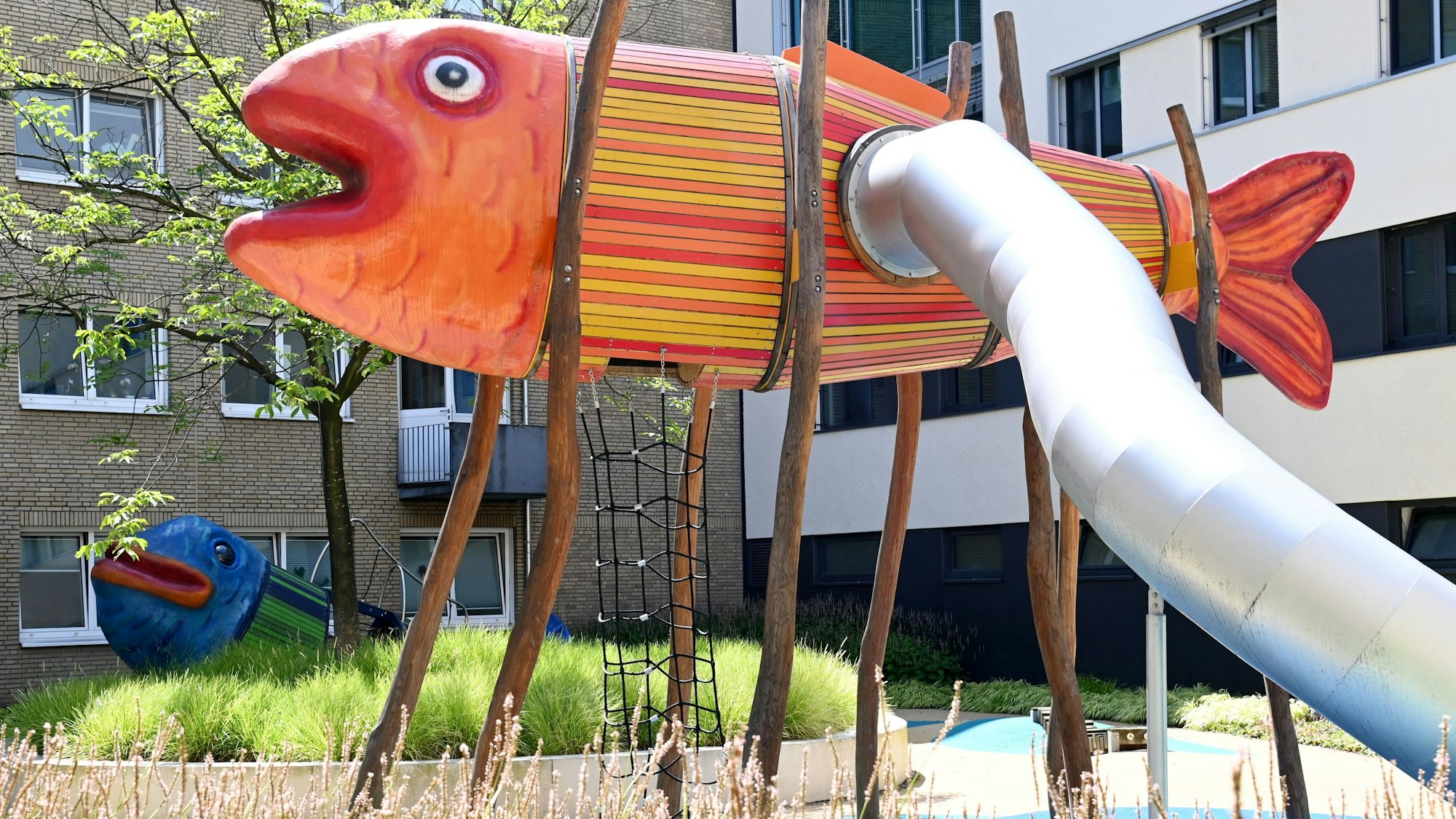 Die Fische haben sich wohl erst Recht zum Wahrzeichen der Klinik entwickelt.