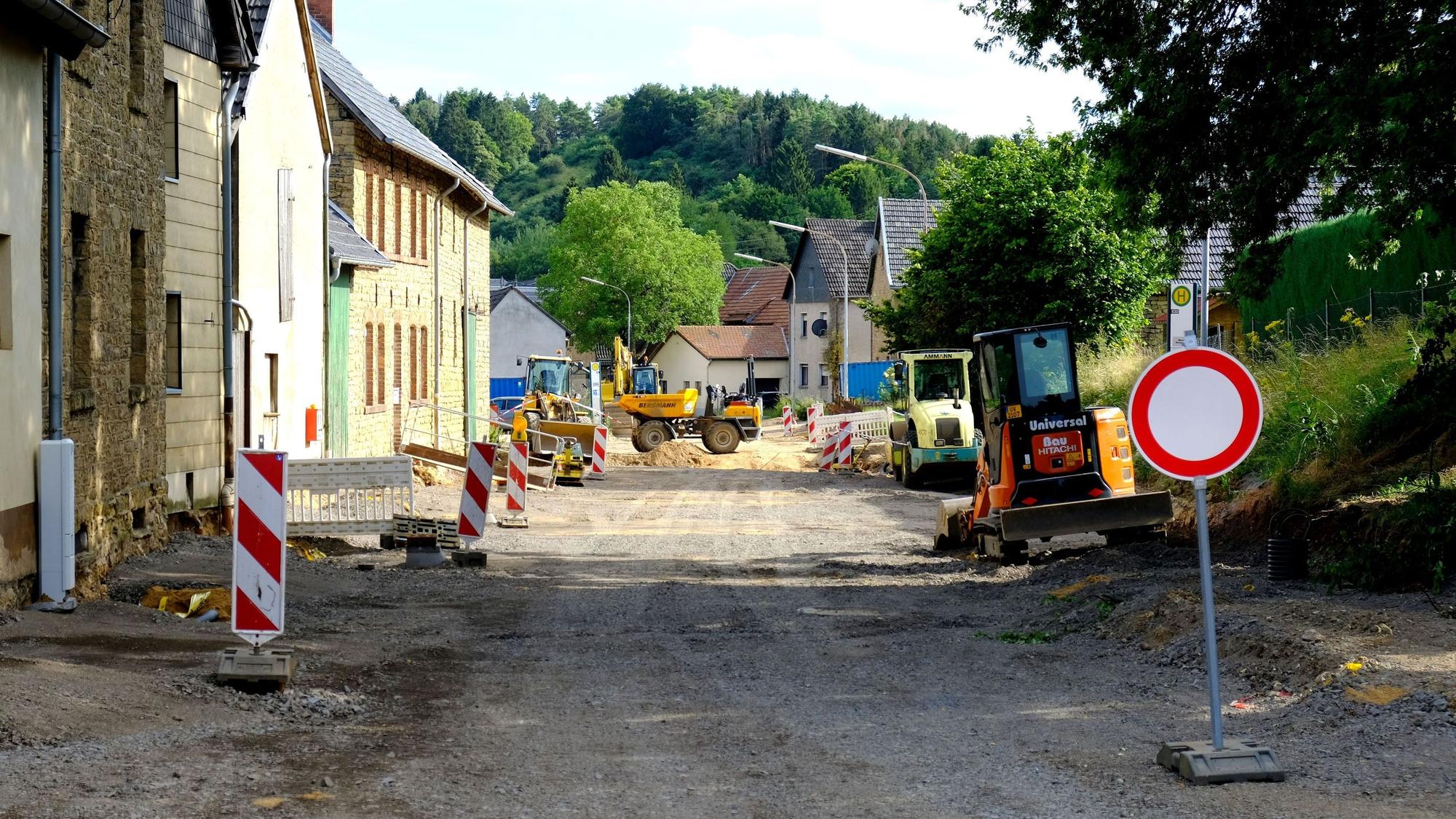 Straßenbauarbeiten in der Ortsdurchfahrt Weyer. Vorne steht das Verkehrszeichen 250 („Verbot für Fahrzeuge aller Art“).