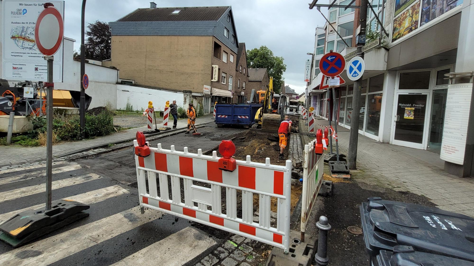 Eine Straße wird geteert.