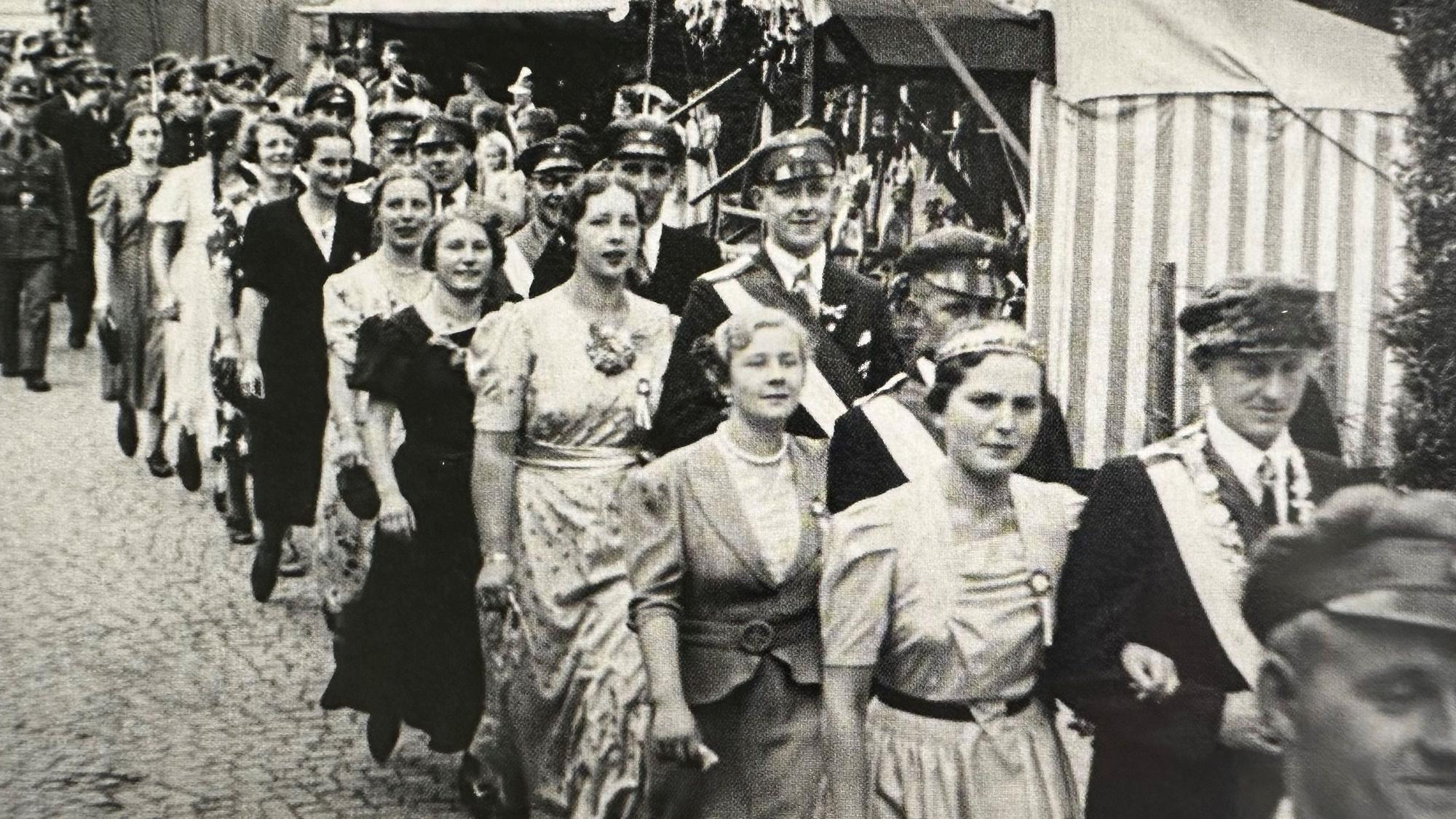 Auf dem alten Schwarz-Weiß-Foto zieht der Hofstaat in der 1930er Jahren durch den Ort.