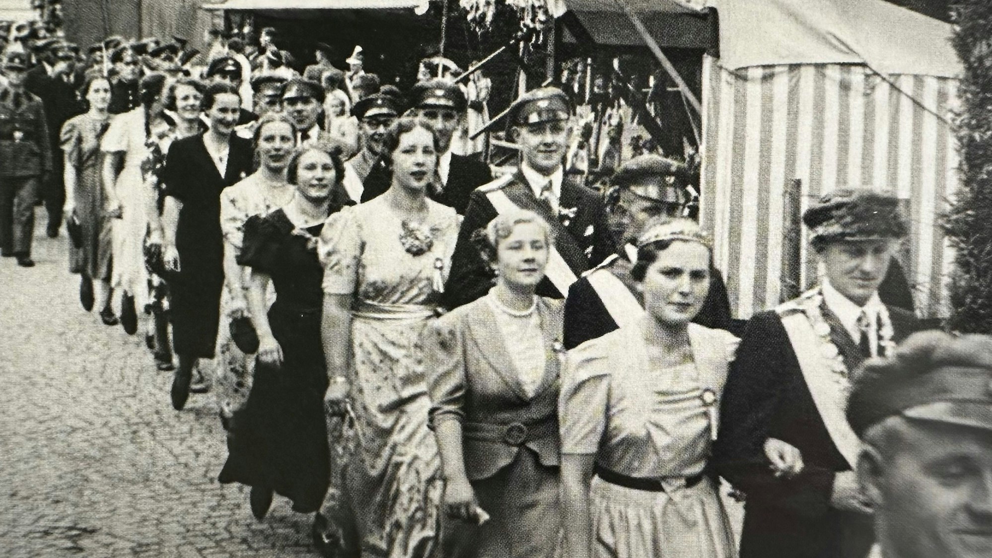 Auf dem alten Schwarz-Weiß-Foto zieht der Hofstaat in der 1930er Jahren durch den Ort.