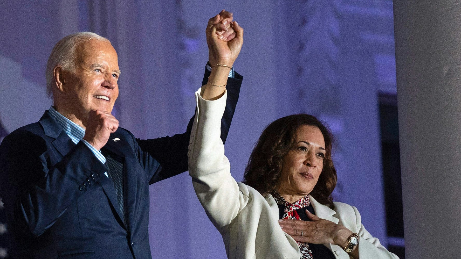 05.07.2024, USA, Washington: US-Präsident Joe Biden hebt die Hand von US-Vizepräsidentin Kamala Harris, nachdem er vom Balkon des Weißen Hauses aus das Feuerwerk zum Unabhängigkeitstag über der National Mall betrachtet hat, Donnerstag, 4. Juli 2024, in Washington.