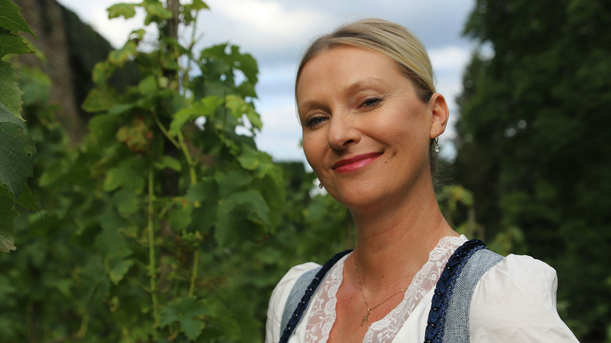 De Bürgergemeinschaft Weinfest aus Stadt Blankenberg hat Karolina Joachim zur Weinkönigin 2024 ausgewählt. Die 43-Jährige wird am 3. August gekrönt.