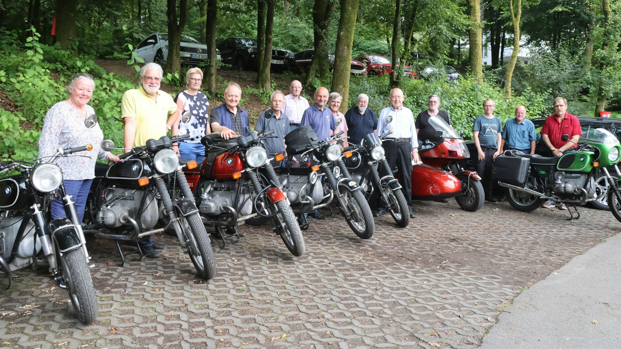 BMW Classic Deubel, Tourteilnehmer mit ihren Motorrädern auf dem Parkplatz am Waldhotel