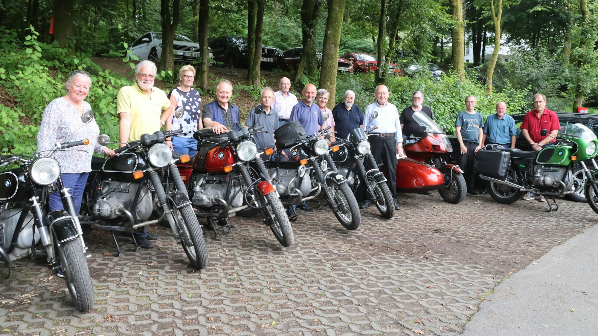 BMW Classic Deubel, Tourteilnehmer mit ihren Motorrädern auf dem Parkplatz am Waldhotel