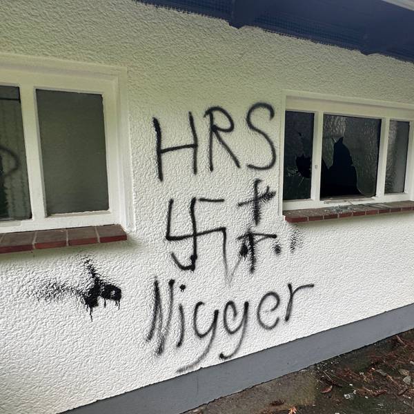 Schmierereien auf einer Hauswand: Das Wort „Nigger“ und ein Hakenkreuz.