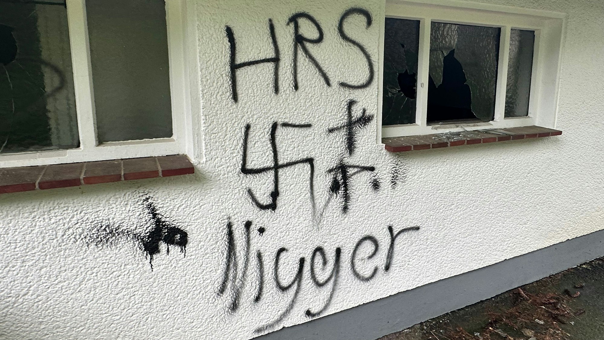 In Waldbröl hat der Geschäftsmann Michael Kappenstein mehrere Schmierereien, auch Hakenkreuze, an einem seiner Gebäude entdeckt. Dieses Foto zeigt die ersten „Graffiti“ aus dem vergangenen April.