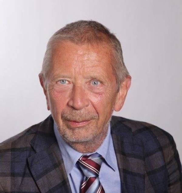 Klaus der Geiger spielt im Dezember 2021 bei einer Demo gegen Wohnungsnot in Köln.