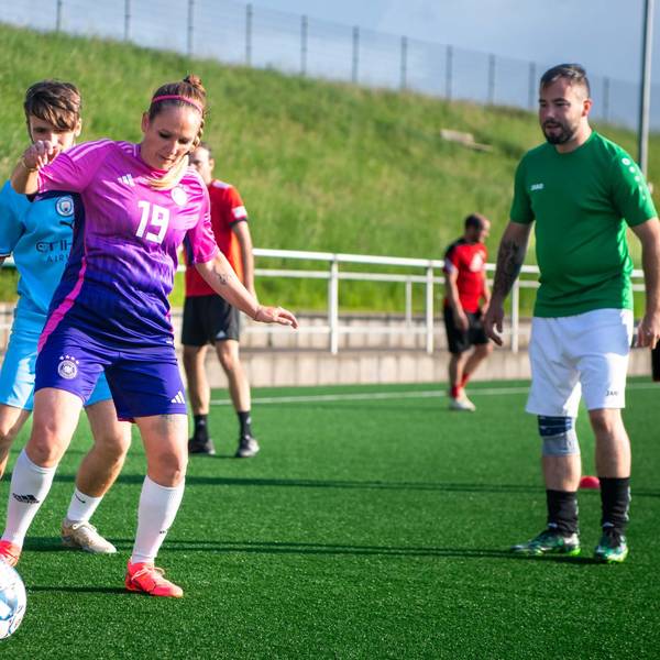 Das Bild zeigt Marina Cardinale beim Training. Sie schirmt den Ball geschickt ab.
