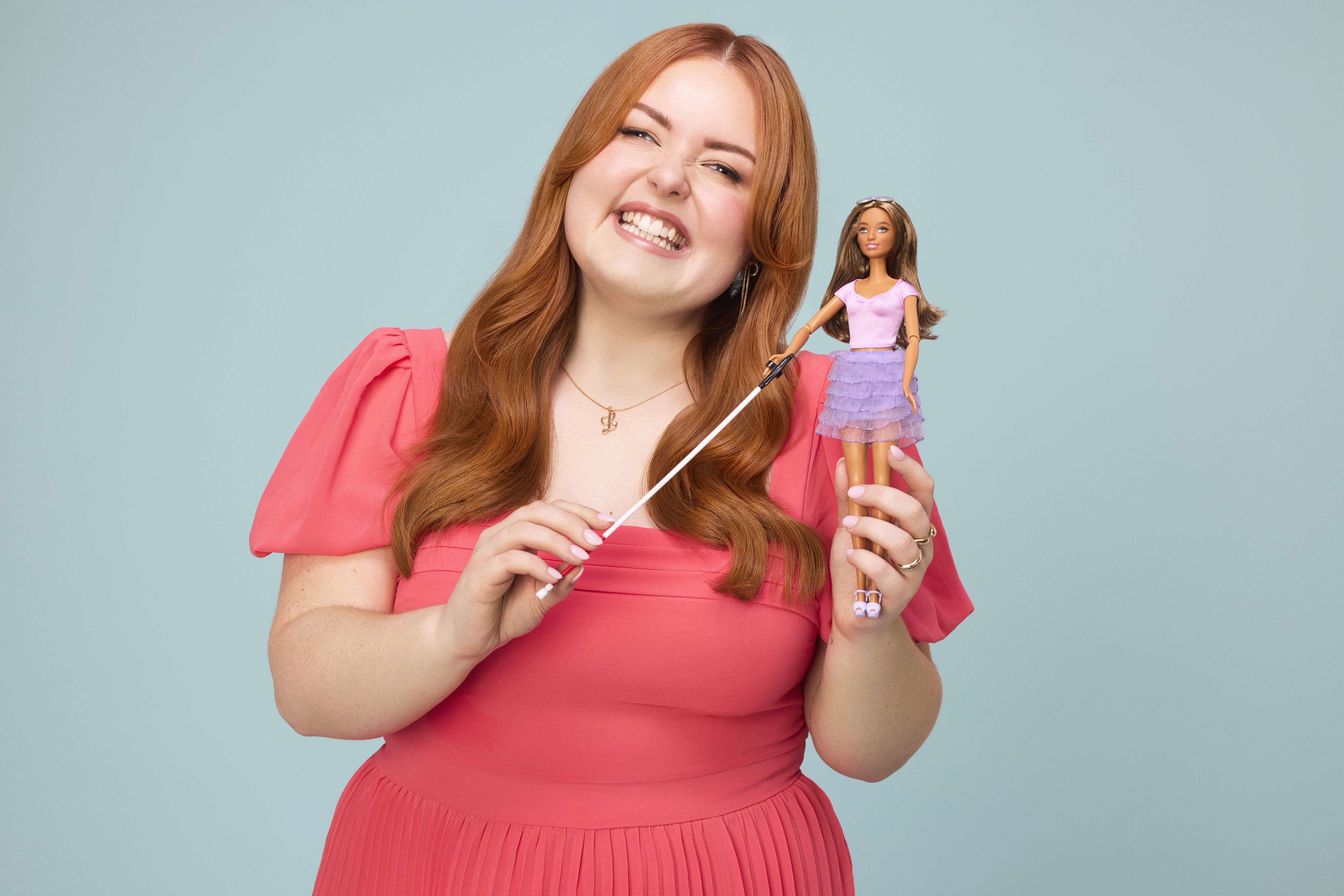 Handout-Foto von Lucy Edwards, einer blinden Rundfunksprecherin und Behindertenaktivistin, die mit der ersten blinden Barbie posiert, die der Spielzeughersteller Mattel als jüngste Ausgabe seiner wachsenden Kollektion integrativer Puppen herausbringt.