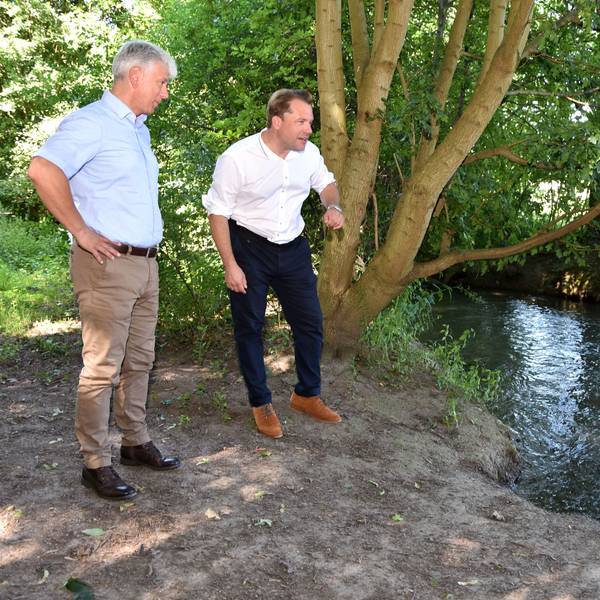 Durch Zwischenspeicherung von Regenwasser in Auen und Tümpeln soll der Gillbach, hier in Rommerskirchen, ein nahezu ständig fließendes Gewässer bleiben, wie Dietmar Jansen (l.) und Martin Mertens anstreben.