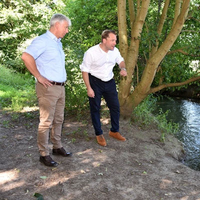 Durch Zwischenspeicherung von Regenwasser in Auen und Tümpeln soll der Gillbach, hier in Rommerskirchen, ein nahezu ständig fließendes Gewässer bleiben, wie Dietmar Jansen (l.) und Martin Mertens anstreben.