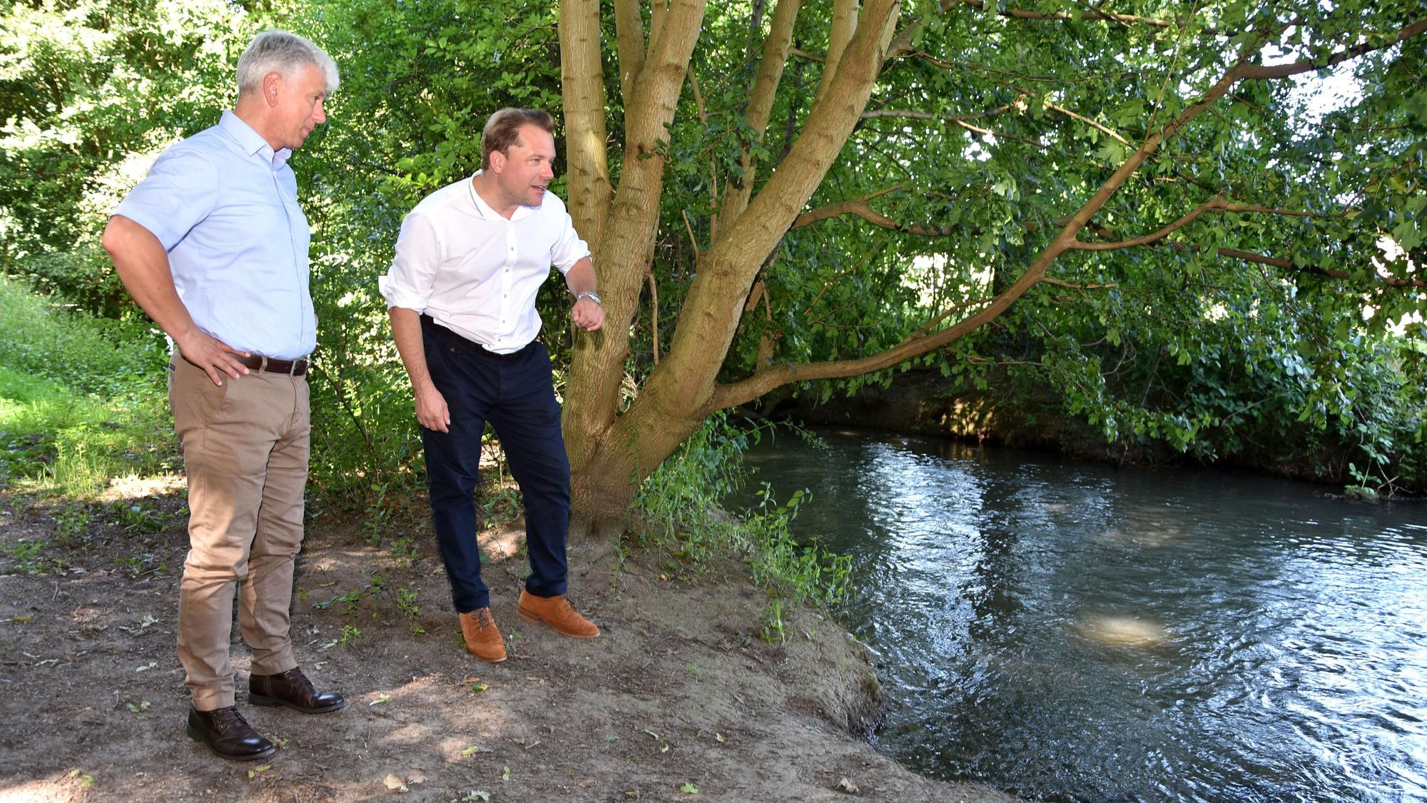Durch Zwischenspeicherung von Regenwasser in Auen und Tümpeln soll der Gillbach, hier in Rommerskirchen, ein nahezu ständig fließendes Gewässer bleiben, wie Dietmar Jansen (l.) und Martin Mertens anstreben.