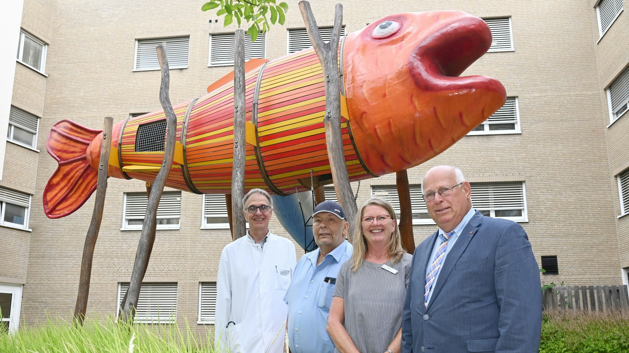 Der neu gestaltete Spielplatz im Innenhof des Kinderkrankenhaus Amsterdamer Straße wird offiziell übergeben. V.Li.: Prof. Dr. Michael Weiß, Gerd Thomas Gemein, Suzanna Matthiä, Hans-Werner Willecke.