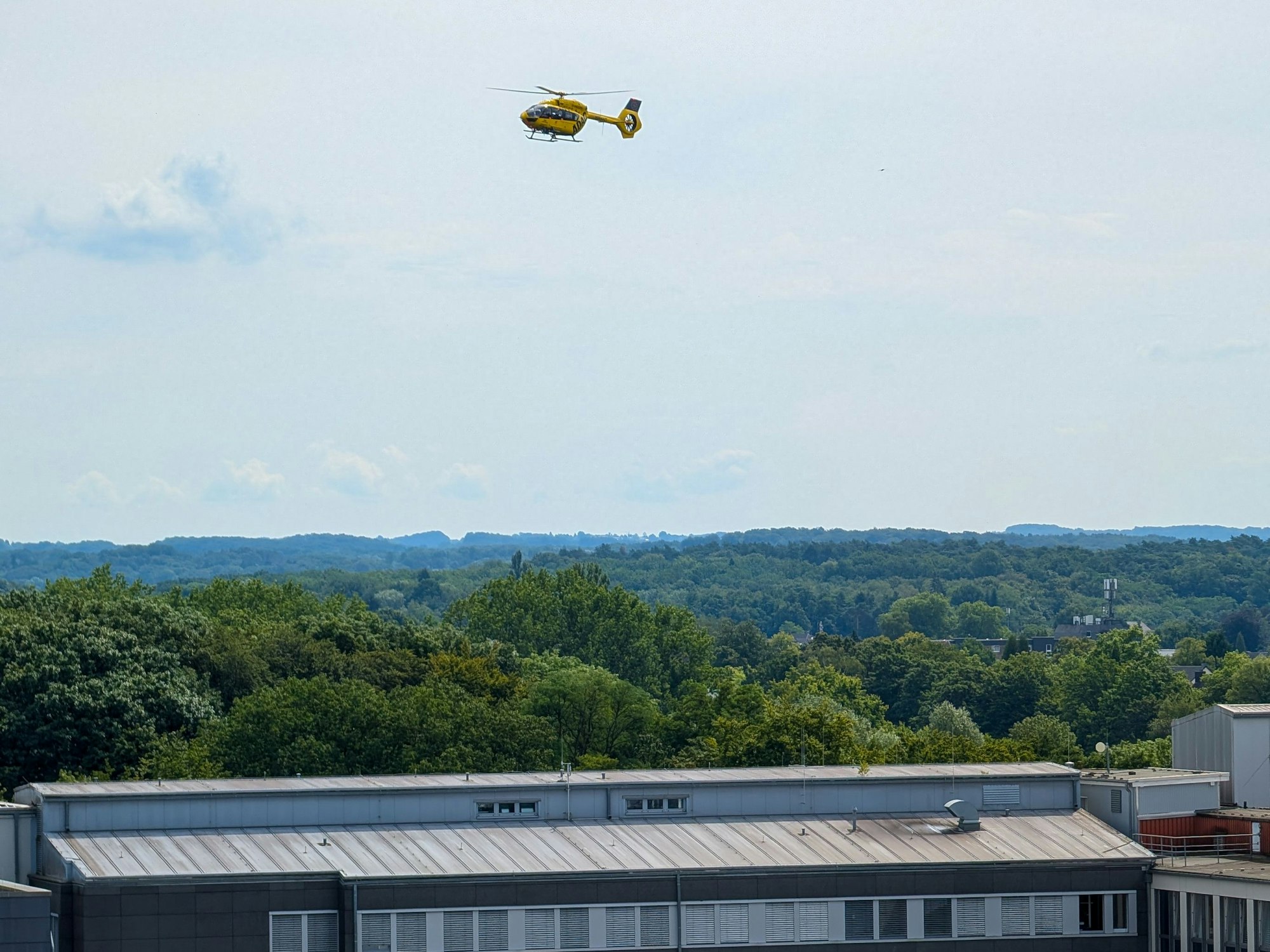 Der Hubschrauber landete auf der Wiese am Kreisverkehr am Klinikum.