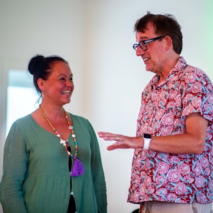 Das Bild zeigt Tanja Milden und Christoph Brüske auf der Bühne im Brauhaus im Gespräch.