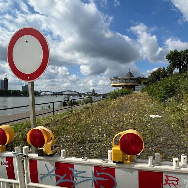 Die gesperrte Abfahrt zum Rheinufer an der Bastei in Köln wächst langsam zu. Wegen der Baufälligkeit des denkmalgeschützten Gebäudes kann die Abfahrt seit 2022 nicht mehr genutzt werden.