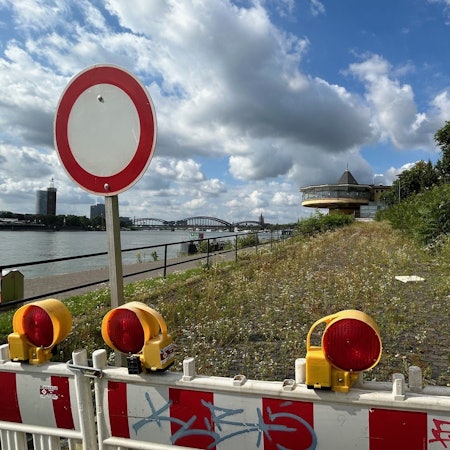 Die gesperrte Abfahrt zum Rheinufer an der Bastei in Köln wächst langsam zu. Wegen der Baufälligkeit des denkmalgeschützten Gebäudes kann die Abfahrt seit 2022 nicht mehr genutzt werden.