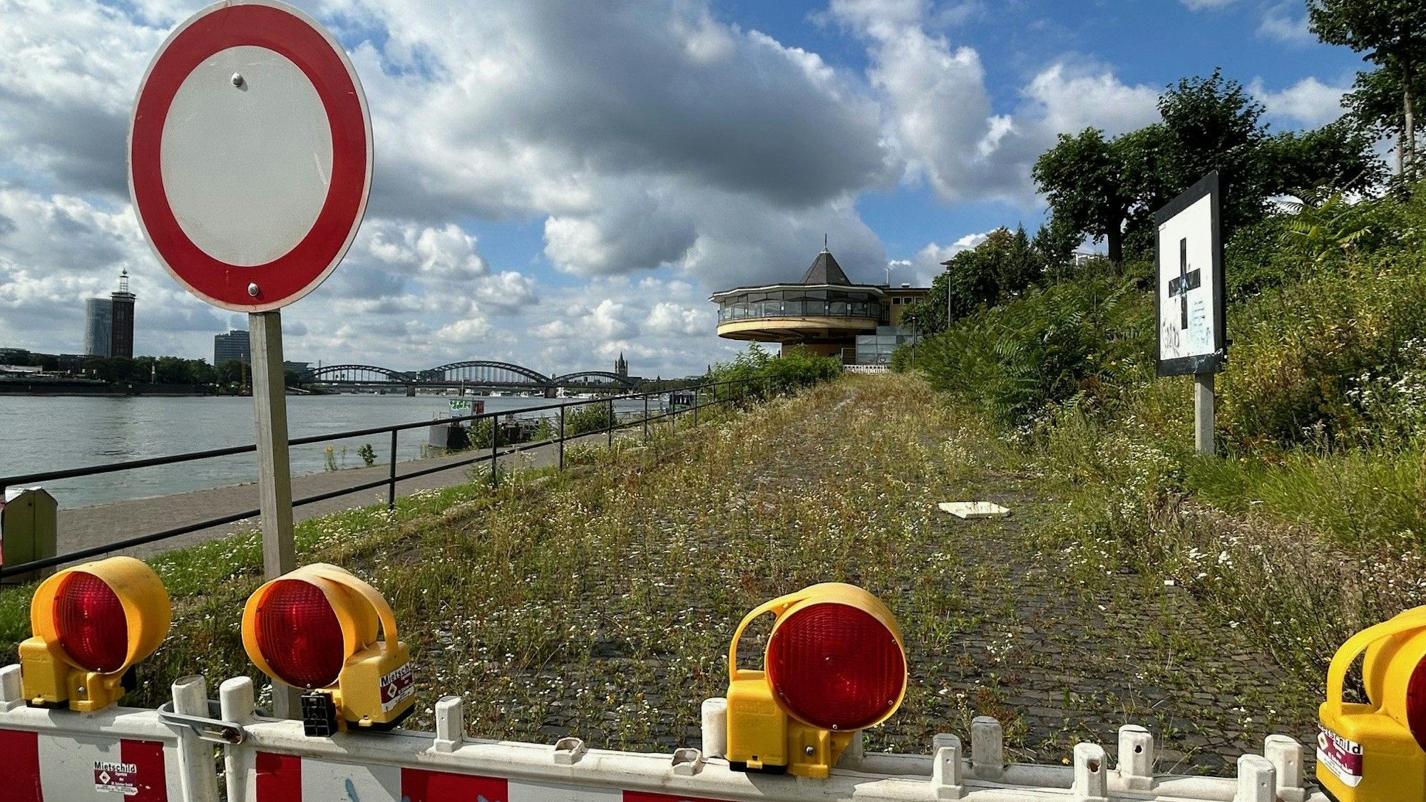 Die gesperrte Abfahrt zum Rheinufer an der Bastei in Köln wächst langsam zu. Wegen der Baufälligkeit des denkmalgeschützten Gebäudes kann die Abfahrt seit 2022 nicht mehr genutzt werden.