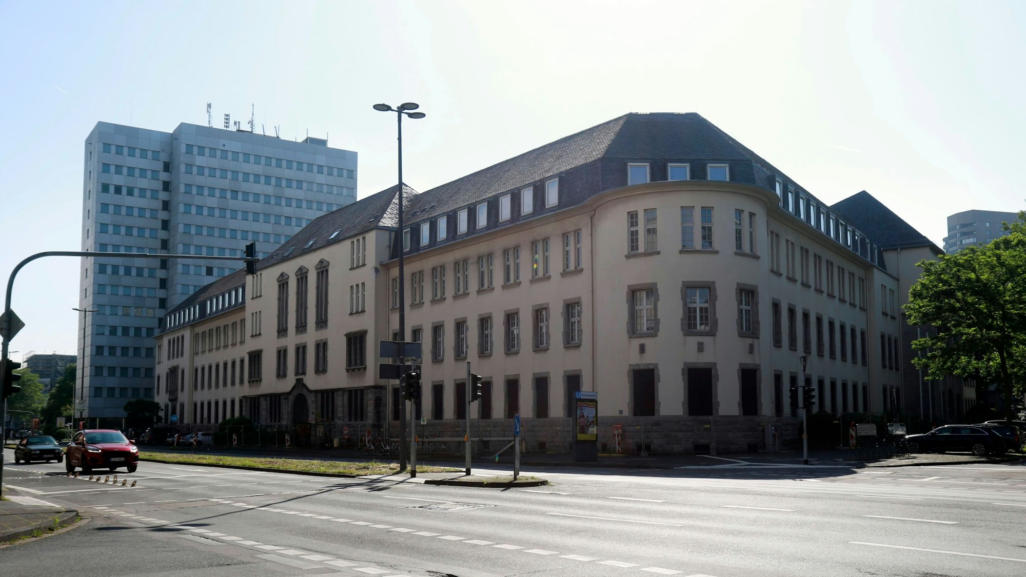 06.06.2024, Köln: Außenansicht der ehemaligen Oberfinanzdirektion und Generalzolldirektion an der Riehler Straße. In den Gebäuden soll eine Flüchtlingsunterkunft entstehen. Foto: Arton Krasniqi
