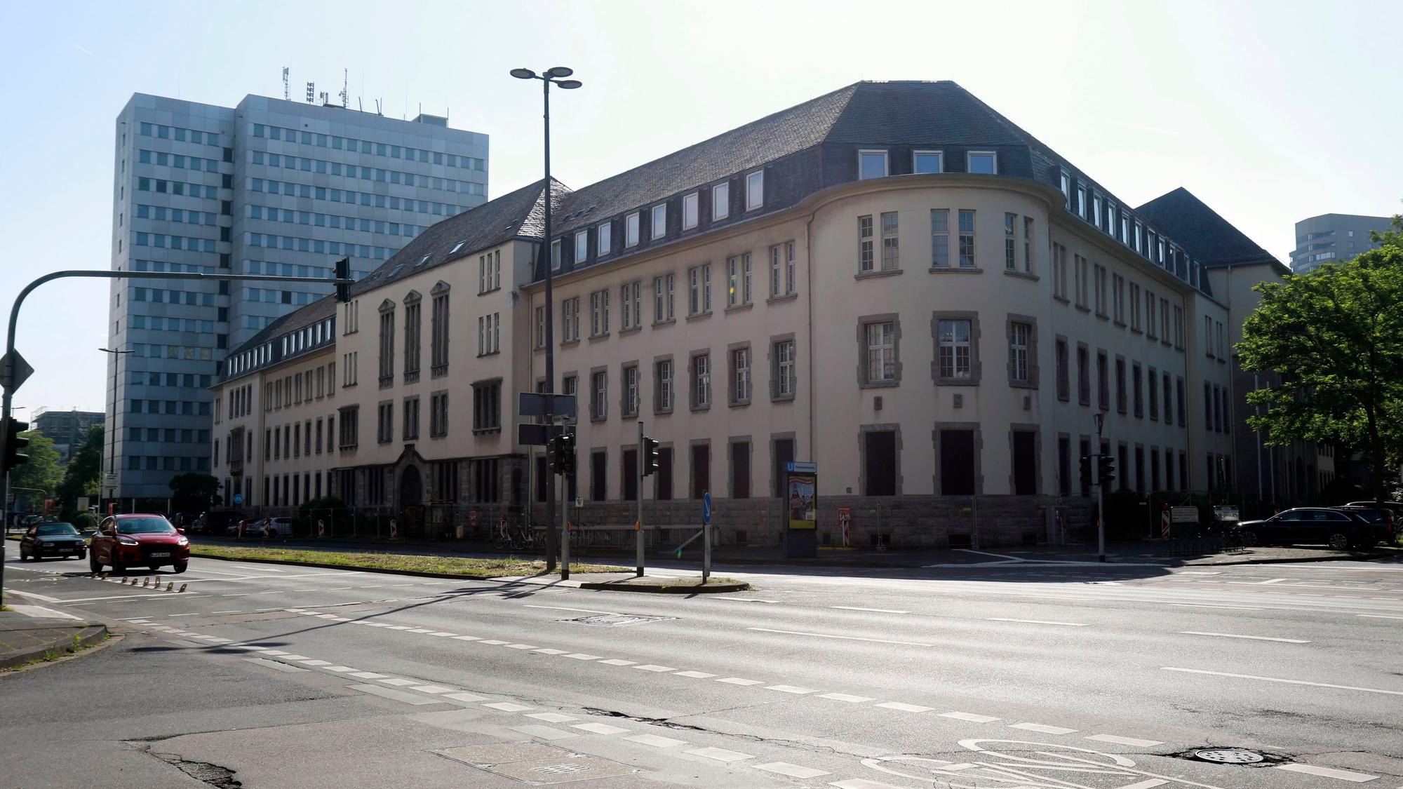 Außenansicht der ehemaligen Oberfinanzdirektion und Generalzolldirektion an der Riehler Straße. In den Gebäuden soll eine Flüchtlingsunterkunft entstehen. (Archivbild)