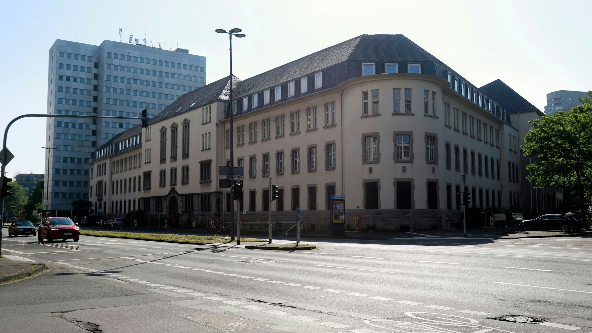 Außenansicht der ehemaligen Oberfinanzdirektion und Generalzolldirektion an der Riehler Straße. In den Gebäuden soll eine Flüchtlingsunterkunft entstehen. (Archivbild)