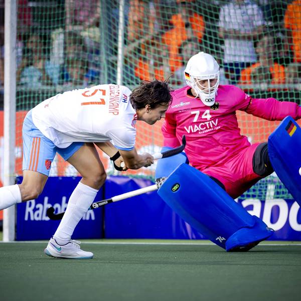 AMSTELVEEN - Duco Telgenkamp l of the Netherlands misses the final shoot-out against goalkeeper Jean-Paul Danneberg of Germany during the FIH Pro League men s hockey group match at the Wagener Stadium. ANP ROBIN VAN LONKHUIJSEN xVIxANPxSportx/xxANPxIVx 502211971 originalFilename: 502211971.jpg