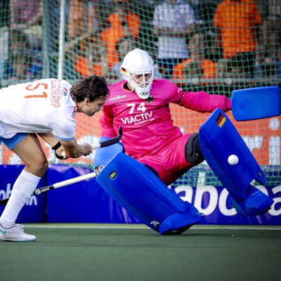 AMSTELVEEN - Duco Telgenkamp l of the Netherlands misses the final shoot-out against goalkeeper Jean-Paul Danneberg of Germany during the FIH Pro League men s hockey group match at the Wagener Stadium. ANP ROBIN VAN LONKHUIJSEN xVIxANPxSportx/xxANPxIVx 502211971 originalFilename: 502211971.jpg