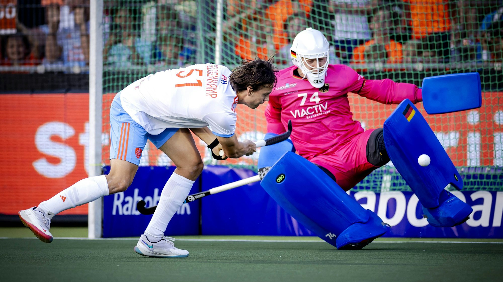 AMSTELVEEN - Duco Telgenkamp l of the Netherlands misses the final shoot-out against goalkeeper Jean-Paul Danneberg of Germany during the FIH Pro League men s hockey group match at the Wagener Stadium. ANP ROBIN VAN LONKHUIJSEN xVIxANPxSportx/xxANPxIVx 502211971 originalFilename: 502211971.jpg