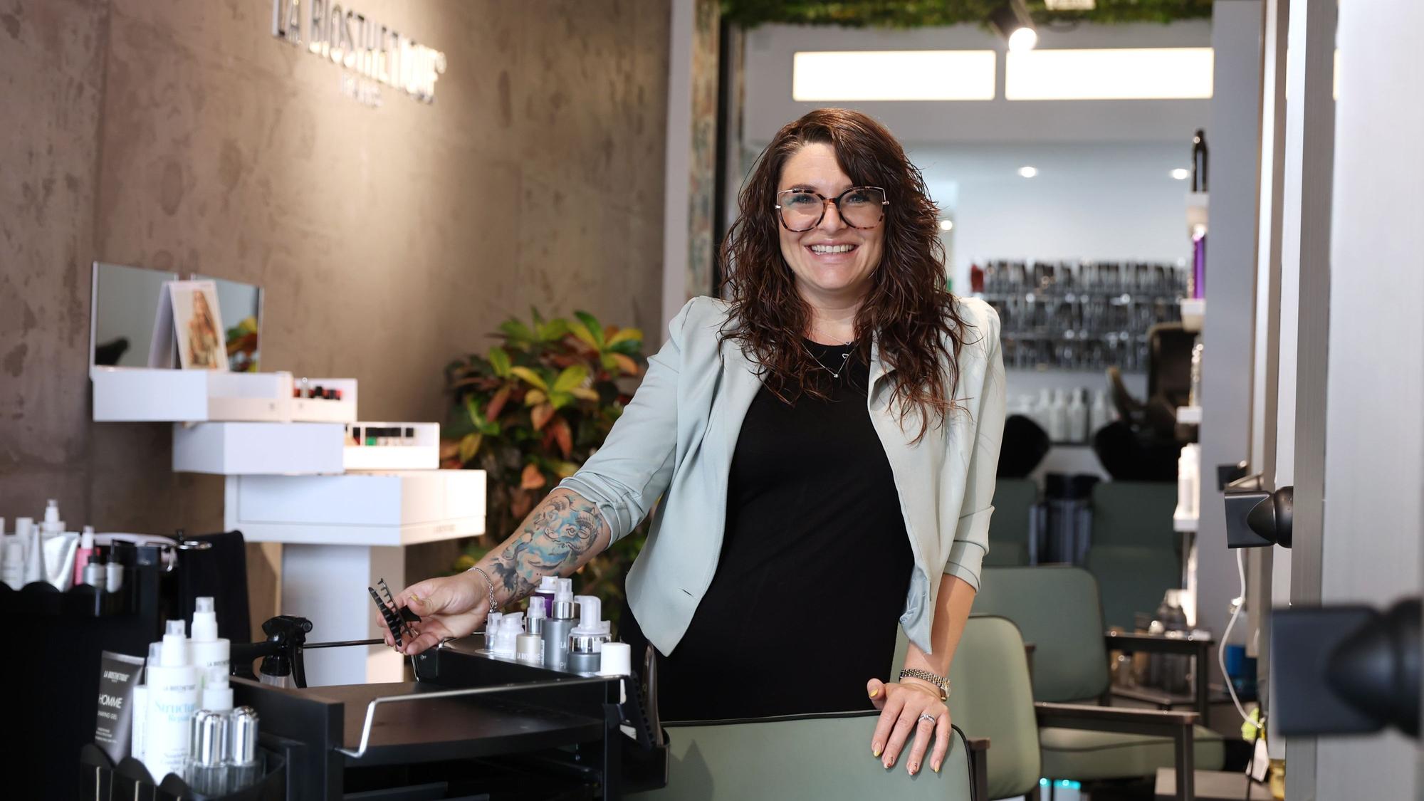 Die Kölnerin Jenni Mathissen ist Friseurmeisterin in Köln und betreibt einen Salon in der Südstadt.