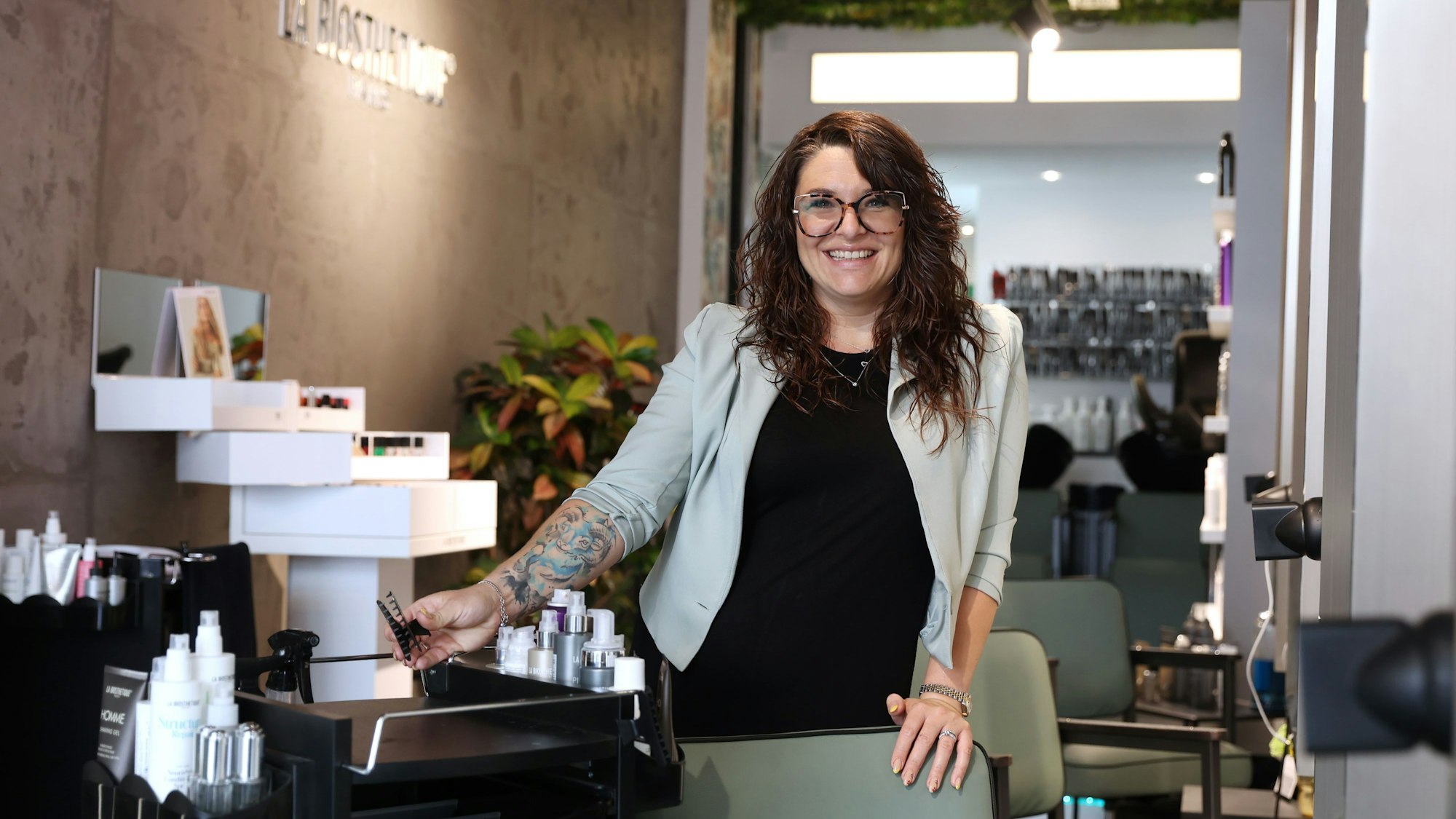 Die Kölnerin Jenni Mathissen ist Friseurmeisterin in Köln und betreibt einen Salon in der Südstadt.