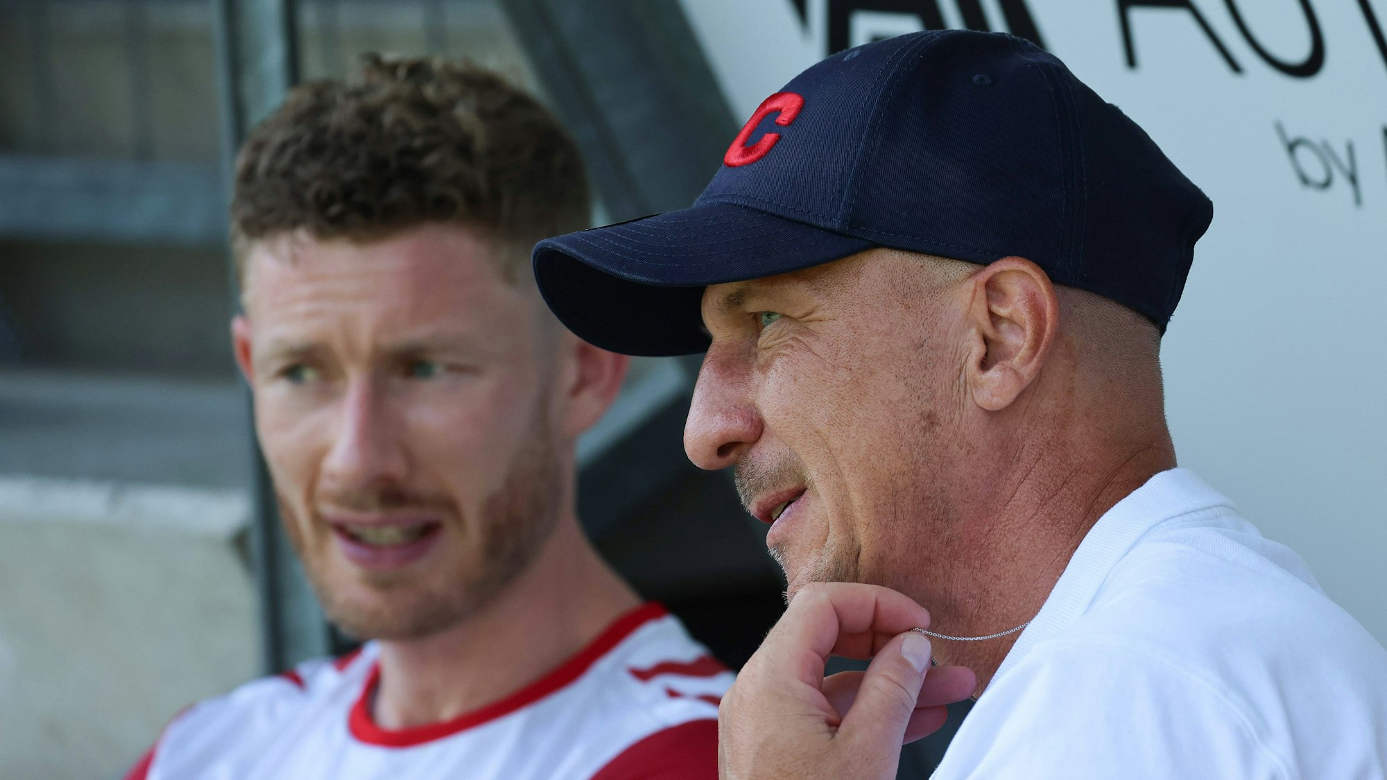 Gerhard Struber, Trainer des 1. FC Köln, spricht mit Kapitän Florian Kainz während des Testspiels bei Viktoria Köln.