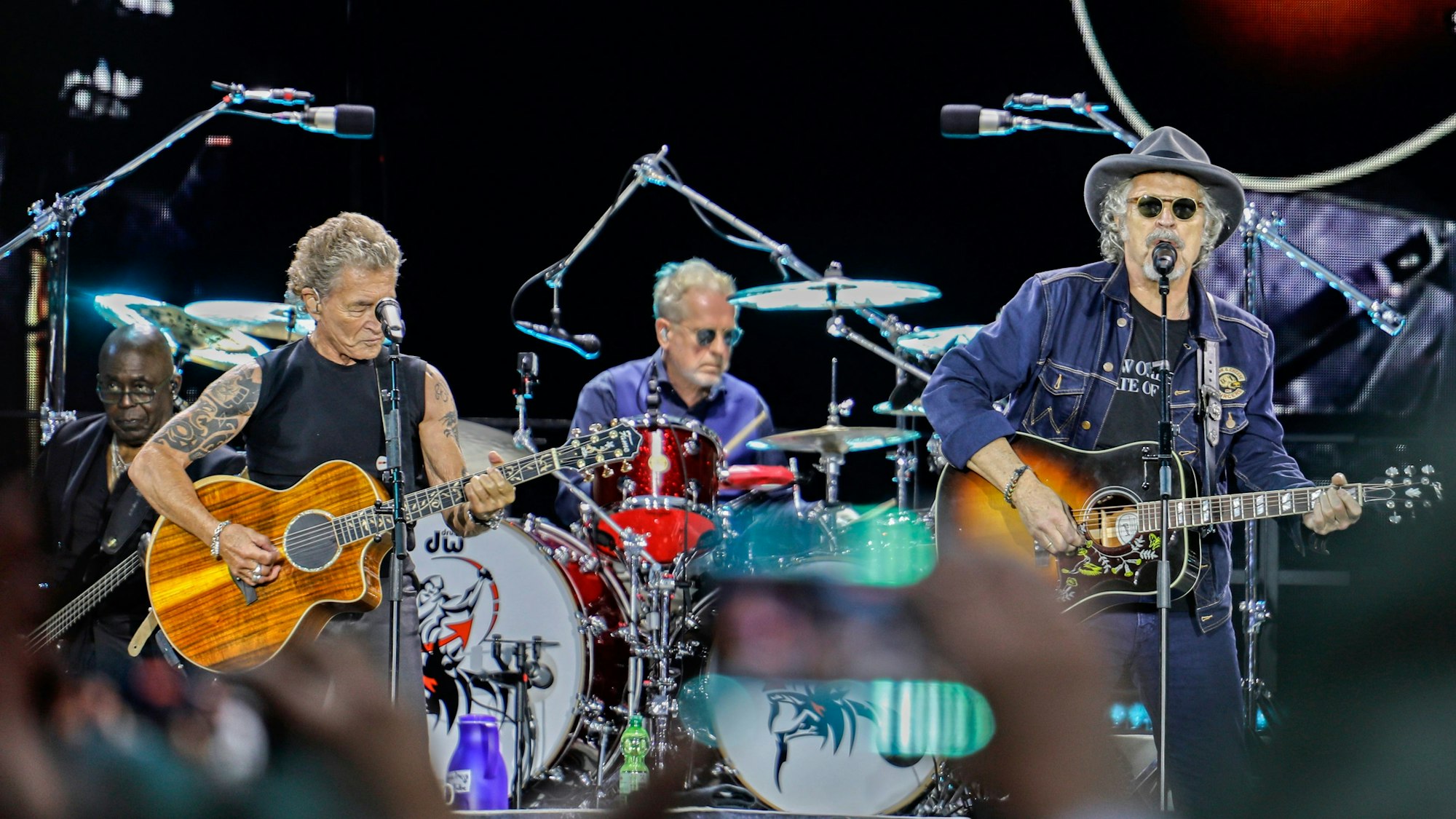 Peter Maffay und andere Künstler stehen im Rhein-Energie-Stadion auf der Bühne.