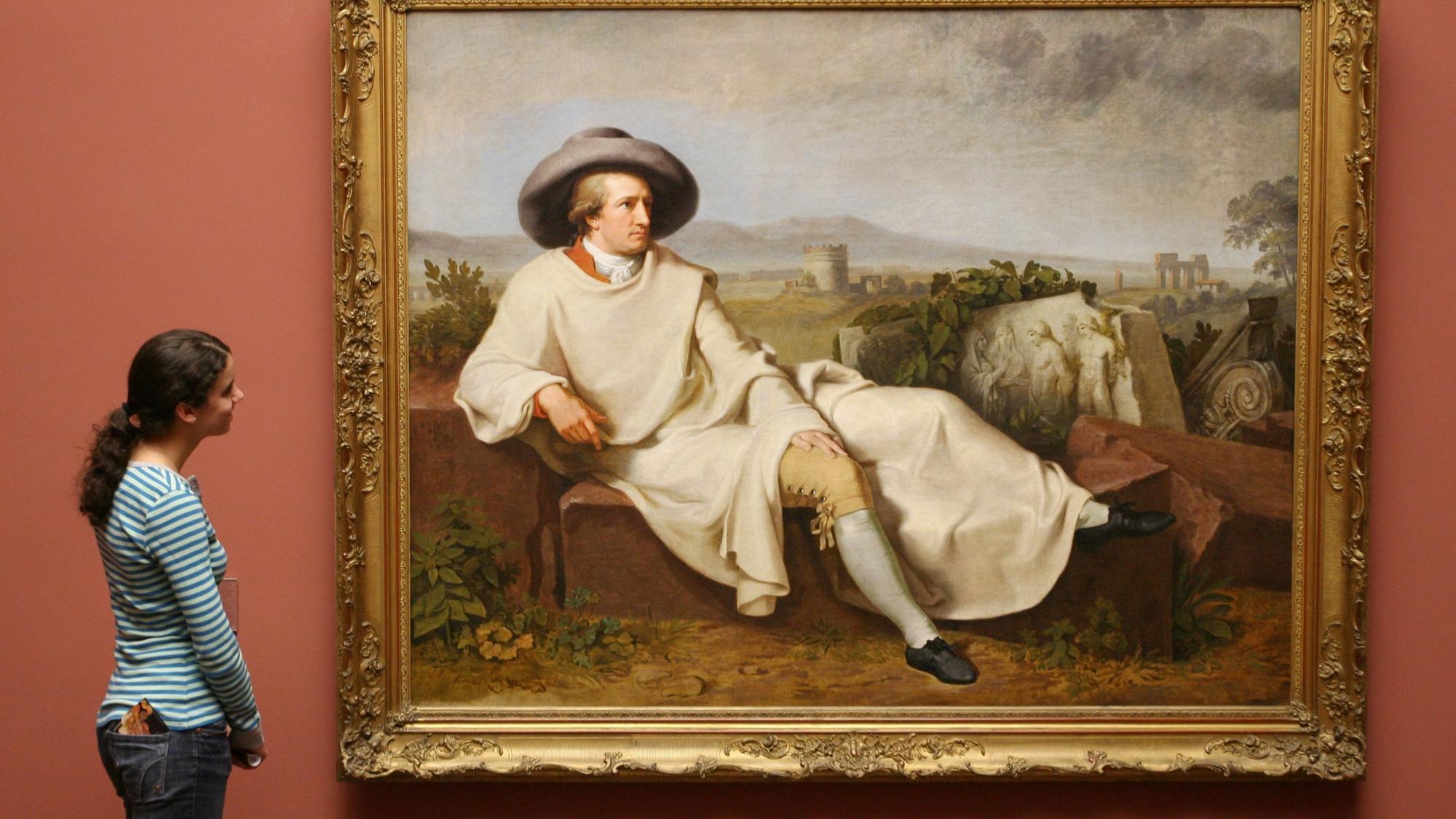 Eine Frau betrachtet das Bild „Goethe in der römischen Campagna“