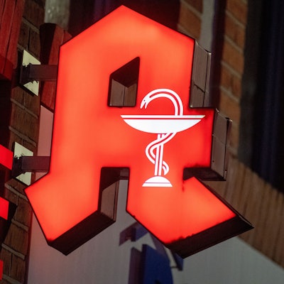 Leuchtreklame einer Apotheke mit dem charakteristischen A.