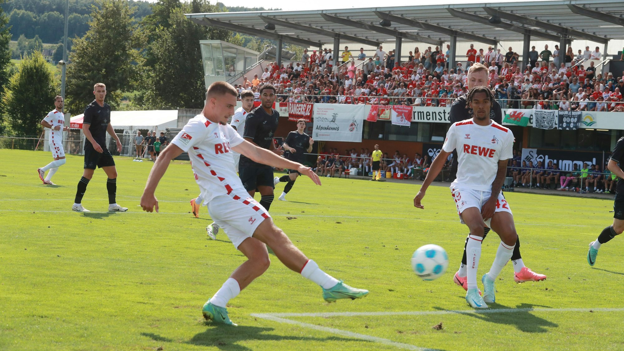 FC-Angreifer Tim Lemperle erzielt den ersten seiner zwei Treffer im Testspiel gegen Swansea City - Damion Downs schaut dabei zu.