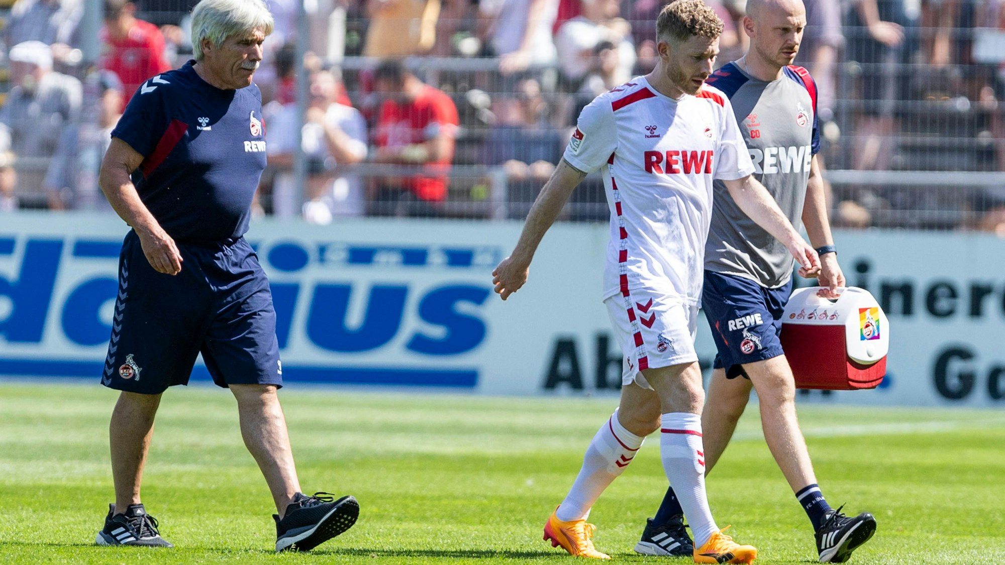 Florian Kainz wird beim Testspiel bei Viktoria Köln verletzt ausgewechselt.
