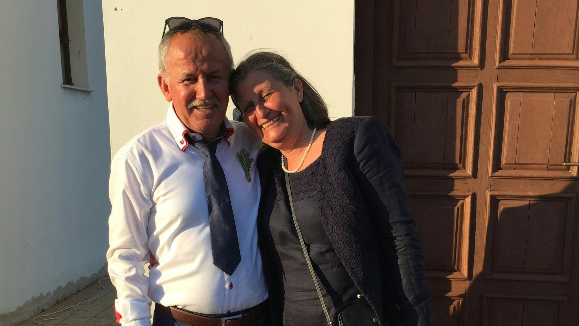 Jozo und Zdravka Bosnjak stehen vor einem Gebäude