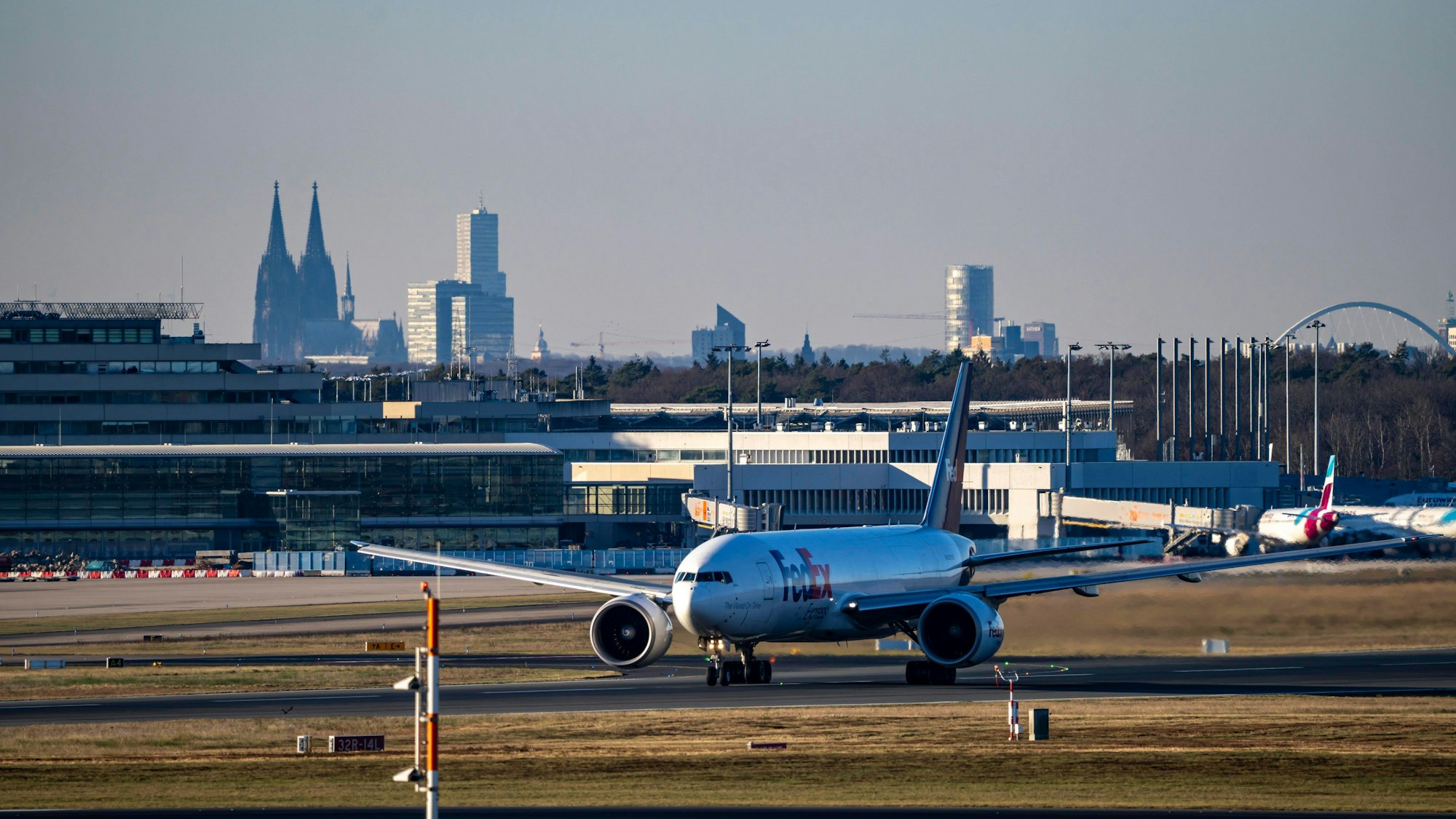 Frachtflugzeug FedEx, Boeing 777-FS2, beim Start auf dem Flughafen Köln-Bonn, NRW, Deutschland Flughafen Köln-Bonn