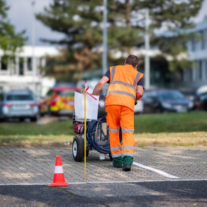 Das Bild zeigt Mitarbeiter des Kreisbauhofs, die Parkbuchten markieren.